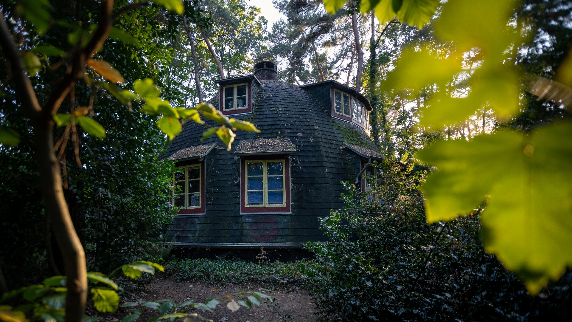 Ein habkugelförmiges Haus in Worpswede, welches die Käseglocke genannt wird und ein Museum beinhaltet.
