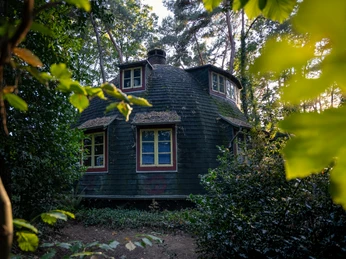 Die Käseglocke in Worpswede Ein habkugelförmiges Haus in Worpswede, welches die Käseglocke genannt wird und ein Museum beinhaltet.A house in Worpswede in the shape of a globe, which is called the cheese bell and houses a museum.Et hus i Worpswede i form af en globus, som kaldes osteklokken og huser et museum.Een huis in Worpswede in de vorm van een wereldbol, dat de kaasklok wordt genoemd en een museum huisvest.