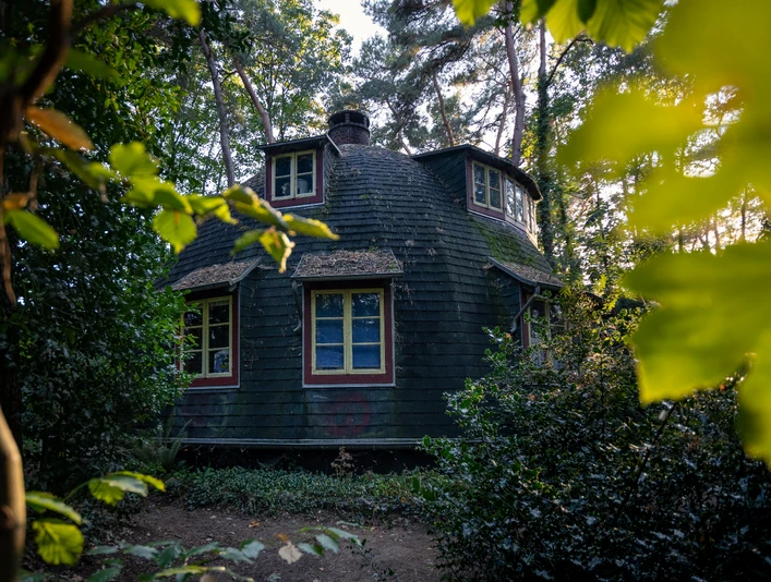 Die Käseglocke in Worpswede Ein habkugelförmiges Haus in Worpswede, welches die Käseglocke genannt wird und ein Museum beinhaltet.A house in Worpswede in the shape of a globe, which is called the cheese bell and houses a museum.Et hus i Worpswede i form af en globus, som kaldes osteklokken og huser et museum.Een huis in Worpswede in de vorm van een wereldbol, dat de kaasklok wordt genoemd en een museum huisvest.