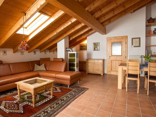 Wohnzimmer mit ausziehbarem Sofa