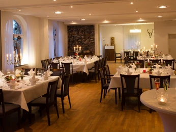 Hotel & Restaurant Klosterkrug - Restaurant Elegantes Restaurant mit gedeckten Tischen, Kerzenlicht und stilvoller Atmosphäre für feierliche Anlässe.