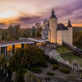 Schloss Homburg Abendlicher Blick auf Schloss Homburg mit beleuchtetem Turm und umliegenden Herbstbäumen.