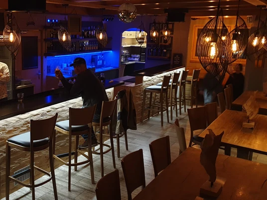 bar-und-restaurant-schickeria-bettmeralp-innenansicht.jpg
