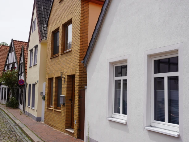 Reihen von historischen Fachwerkhäusern entlang einer gepflasterten Straße in Verden, Norddeutschland.