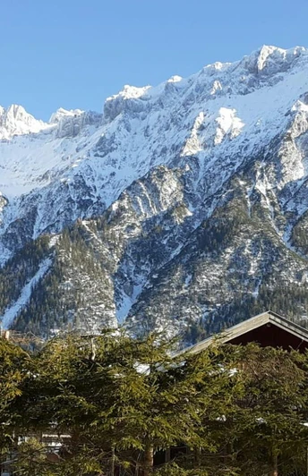 Blick zum winterlichen Karwendelgebirge