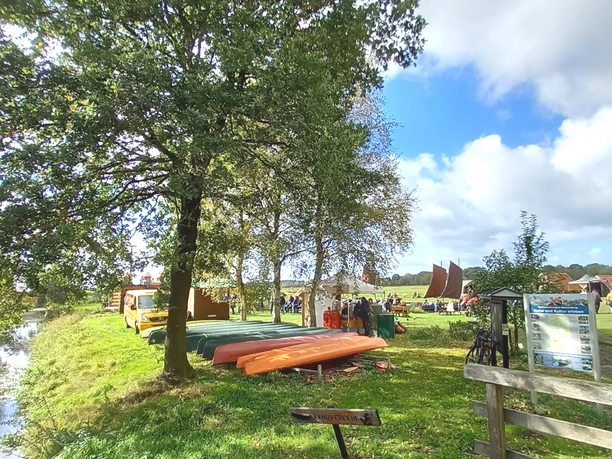 Kanus liegen am Torfschiffhafen in Gnarrenburg