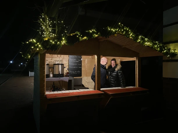 Gluehweinbude-Meeresleuchten-Juist.jpeg Gluehweinbude-Meeresleuchten-Juist