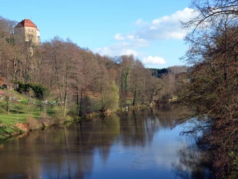 Blick auf Schloss Wolkenburg von der Muldenbrücke