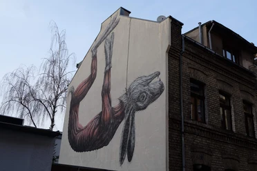 Mural Ein beeindruckendes Mural zeigt detailreich einen großen Hasen, der an einer Wand hängend abgebildet ist, dies verleiht der Gebäudefassade eine einzigartige Note.