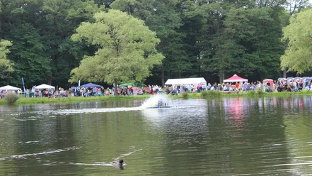 Julianenparkfest Das Bild zeigt den See im Julianenpark
