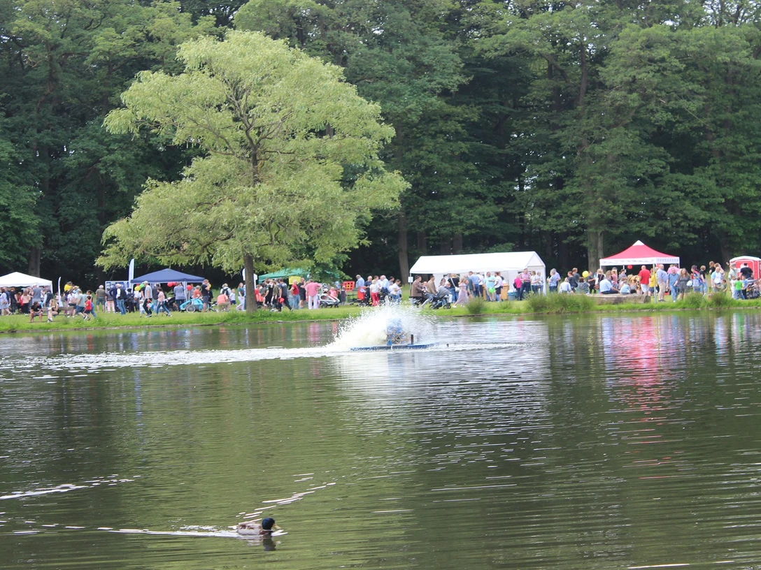 Julianenparkfest Das Bild zeigt den See im JulianenparkThe picture shows the lake in JulianenparkBilledet viser søen i JulianenparkDe foto toont het meer in het Julianenpark