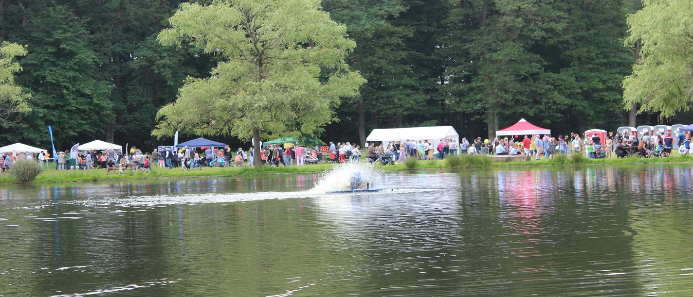 Julianenparkfest De foto toont het meer in het Julianenpark