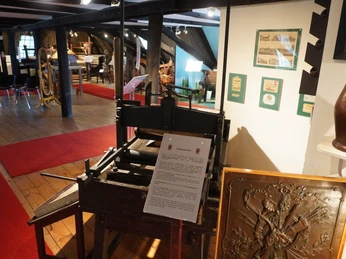 Museum Domherrenhaus Historisches Museum Domherrenhaus mit Druckerpresse, antiken Instrumenten und einer Ausstellung.Historical museum Domherrenhaus with printing press, antique instruments and an exhibition.Historisk museum Domherrenhaus med trykpresse, antikke instrumenter og en udstilling.Historisch museum Domherrenhaus met drukpers, antieke instrumenten en een tentoonstelling.