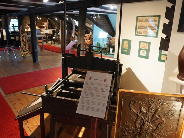Museum Domherrenhaus Historisches Museum Domherrenhaus mit Druckerpresse, antiken Instrumenten und einer Ausstellung.