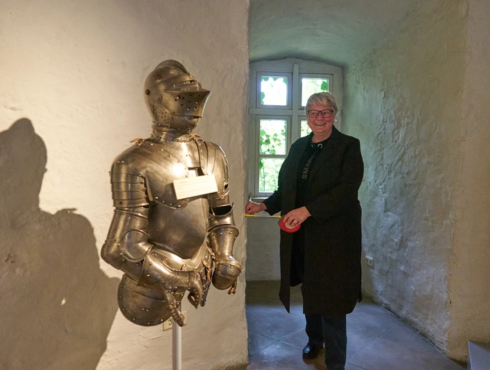 stadtmuseum-WOB-monika-kiekenap-wilhlem-misst-mauerdicke-beate-ziehres-zeitorte.jpg Monika Kiekenap-Wilhlem misst Mauerdicke