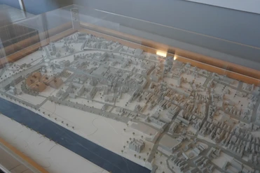Detailliertes Stadtmodell von Verden im Rathaus unter einer schützenden Glasvitrine ausgestellt.