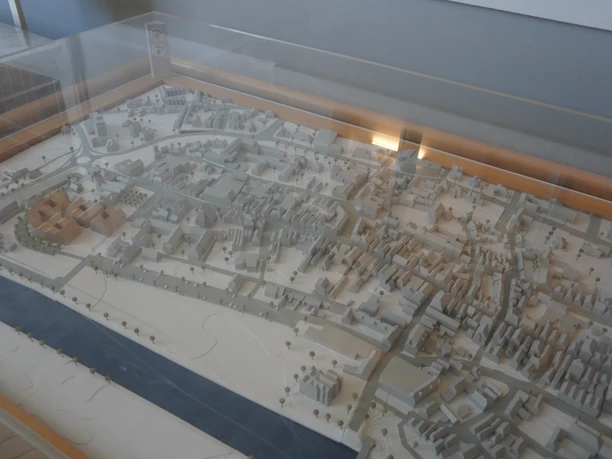 Stadtmodell im Rathaus Verden Detailliertes Stadtmodell von Verden im Rathaus unter einer schützenden Glasvitrine ausgestellt.