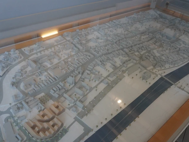 Stadtmodell im Rathaus Verden Stadtmodell von Verden zeigt unter Glas die detaillierte Struktur und Architektur der Stadt im Rathaus.