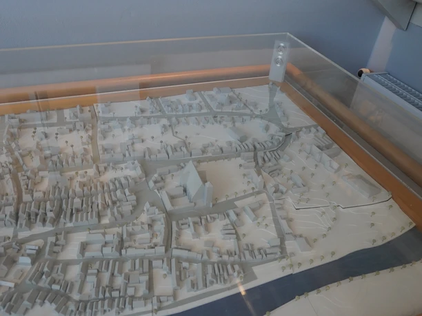Stadtmodell im Rathaus Verden Stadtmodell im Rathaus Verden: Detailliertes Architekturmodell unter Glasvitrine mit Flussansicht.
