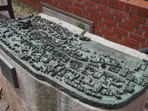 Stadtmodell Verden Bronzemodell der Stadt Verden zeigt detaillierte Darstellung der Gebäude und Straßenverläufe auf einem Sockel.