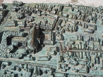 Stadtmodell von Verden aus Bronze zeigt historische Gebäude und Straßenstrukturen in Miniaturform.