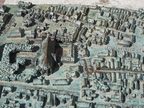 Stadtmodell Verden Stadtmodell von Verden aus Bronze zeigt historische Gebäude und Straßenstrukturen in Miniaturform.