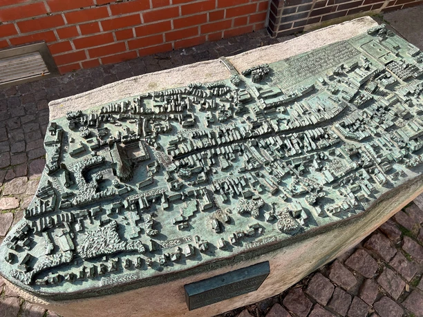 Das bronzene Stadtmodell von Verden zeigt detailgetreu das historische Stadtbild auf einem Sockel.