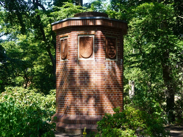 Mahnmal für den deutschen Osten Bürgerpark Verden Rotes Backstein-Mahnmal mit Wappen, umgeben von Bäumen im Bürgerpark Verden, ein stiller Gedenkort.