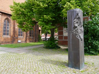 Mahnmal für die jüdischen Opfer der NS-Gewaltherrschaft Verden Gedenkstein in Verden ehrt die jüdischen Opfer der NS-Zeit, umgeben von Backsteinarchitektur.