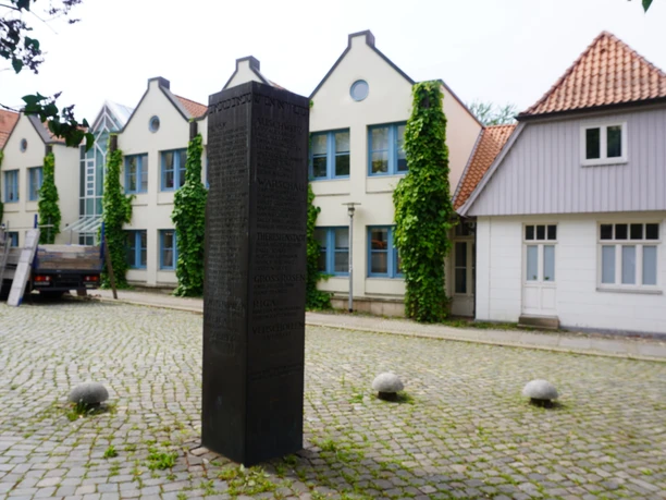 Mahnmal für die jüdischen Opfer der NS-Gewaltherrschaft Verden Gedenkstein mit Inschriften erinnert an jüdische Opfer, umgeben von historischen Gebäudefassaden.
