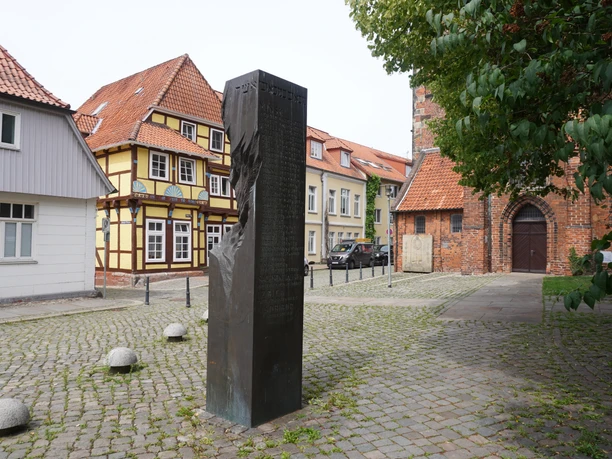 Mahnmal im historischen Verden erinnert an die jüdischen Opfer der NS-Zeit, umgeben von Fachwerkhäusern.
