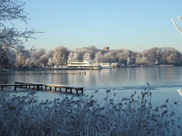 Weisse Flotte Winter.JPG Winterlandschaft am stillen See mit vereisten Stegen, Schilf und der Weissen Flotte im Hintergrund.