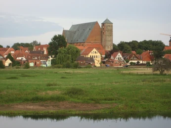 Reiterstadt Verden Die Reiterstadt Verden bietet mit ihrem imposanten Dom und den Fachwerkhäusern einen malerischen Anblick.