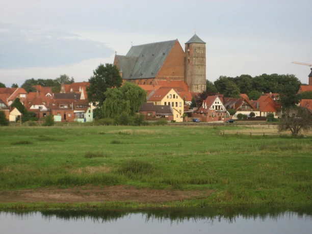 Reiterstadt Verden Die Reiterstadt Verden bietet mit ihrem imposanten Dom und den Fachwerkhäusern einen malerischen Anblick.