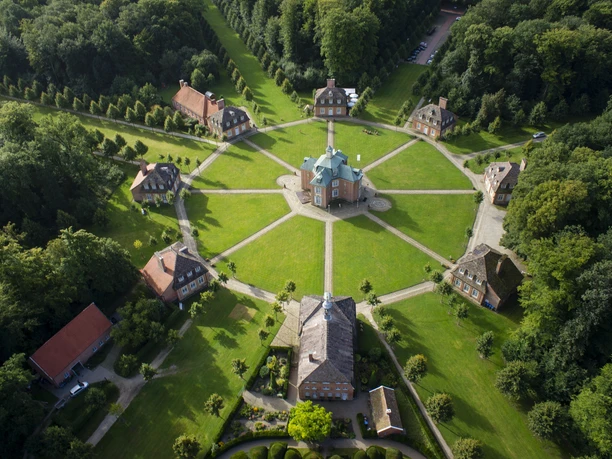 Luftaufnahme Schloss Clemenswerth Sögel © Stefan Schöning.jpg Luftaufnahme des barocken Jagdschlosses Clemenswerth mit sternförmiger Gartenanlage im Grünen