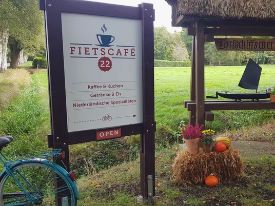 Das Torfschiffswerft-Museum in Schlußdorf zeigt historische Schiffsmodelle neben dem Fietscafé22.The peat shipyard museum in Schlußdorf displays historical ship models next to the Fietscafé22.Tørveværftsmuseet i Schlußdorf viser historiske skibsmodeller ved siden af Fietscafé22.Het museum van de turfscheepswerf in Schlußdorf toont historische scheepsmodellen naast het Fietscafé22.