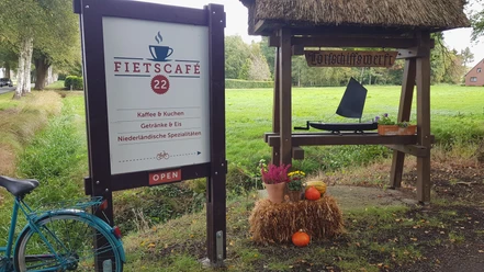 Torfschiffswerft-Museum und Fietscafé22 in Schlußdorf Das Torfschiffswerft-Museum in Schlußdorf zeigt historische Schiffsmodelle neben dem Fietscafé22.