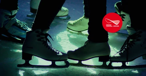 Schlittschuhe auf beleuchteter Eisfläche bei der Eisdisco in der Schierker Feuerstein Arena.