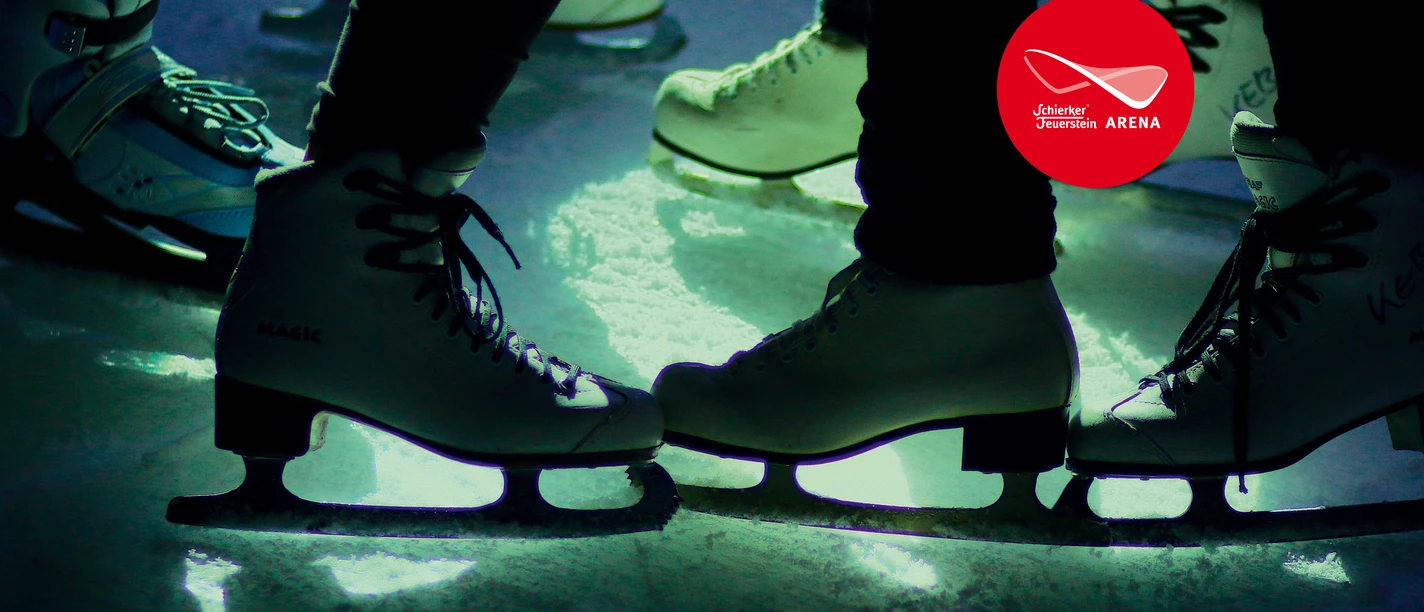 Eisdisco neutral.jpg Schlittschuhe auf beleuchteter Eisfläche bei der Eisdisco in der Schierker Feuerstein Arena.