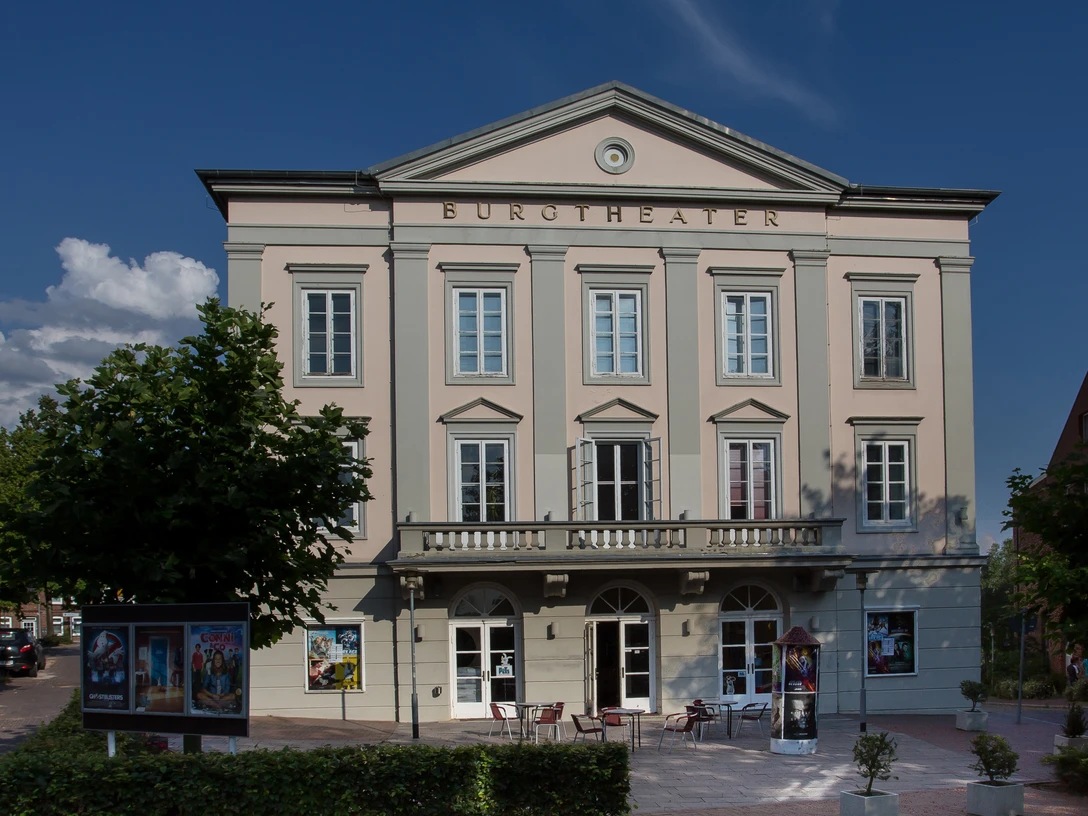 Burgtheater Aussenansicht (Jens Butz).jpg Das Burgtheater ist ein helles Gebäude. Es hat einen Balkon und eine Terrasse mit Sitzgelegenheiten.