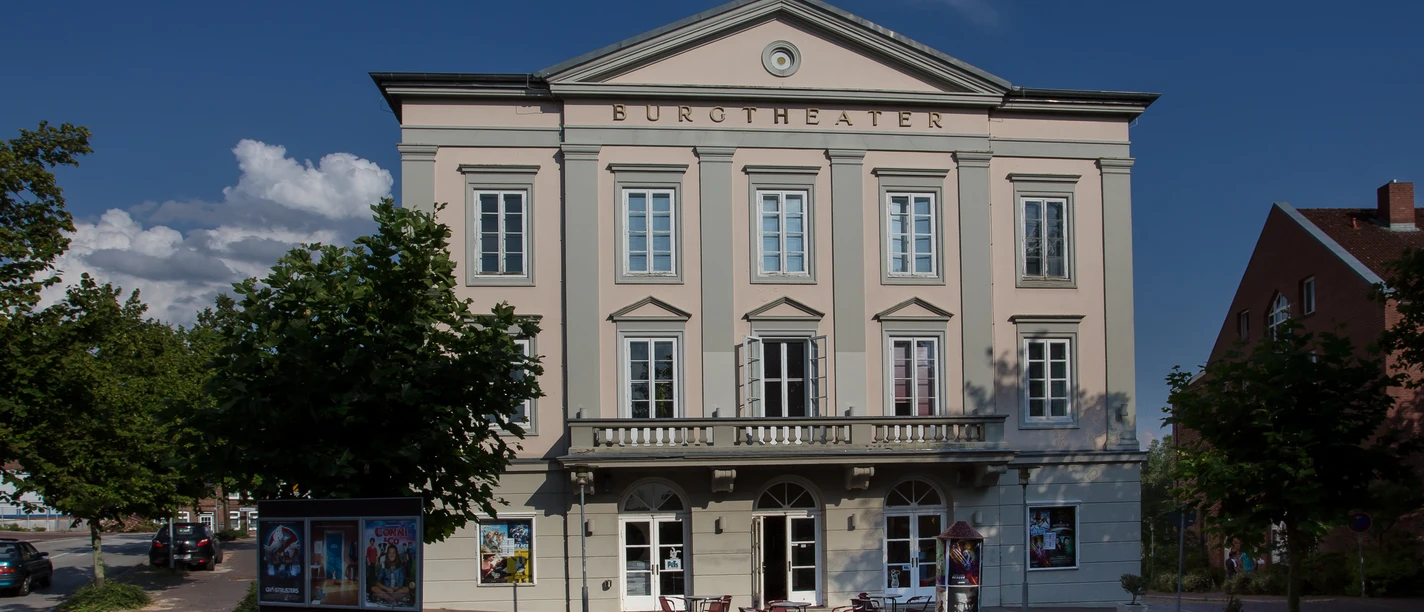Burgtheater Aussenansicht (Jens Butz).jpg Das Burgtheater ist ein helles Gebäude. Es hat einen Balkon und eine Terrasse mit Sitzgelegenheiten.