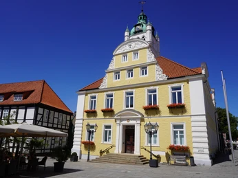 Rathaus Verden Historisches Rathaus Verden mit gelber Fassade, weißen Akzenten und dekorativen Blumenkästen.Historic Verden Town Hall with yellow façade, white accents and decorative flower boxes.Historisk rådhus i Verden med gul facade, hvide detaljer og dekorative blomsterkasser.Historisch stadhuis van Verden met gele gevel, witte accenten en decoratieve bloembakken.