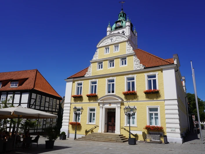 Rathaus Verden Historisches Rathaus Verden mit gelber Fassade, weißen Akzenten und dekorativen Blumenkästen.Historic Verden Town Hall with yellow façade, white accents and decorative flower boxes.Historisk rådhus i Verden med gul facade, hvide detaljer og dekorative blomsterkasser.Historisch stadhuis van Verden met gele gevel, witte accenten en decoratieve bloembakken.