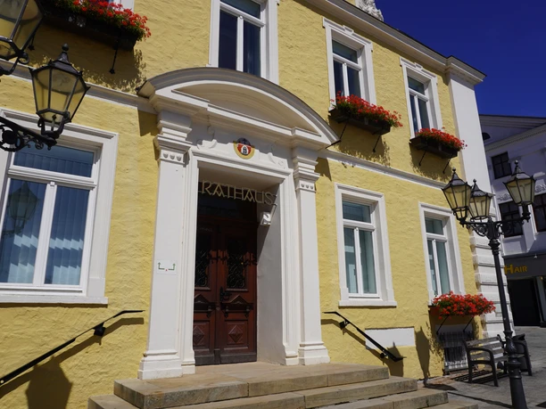 The historic Verden Town Hall with its yellow façade and flower-decorated windows.