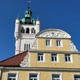 Rathaus Verden Rathaus Verden mit barocker Fassade, verziertem Giebel und markantem Turm vor blauem Himmel.