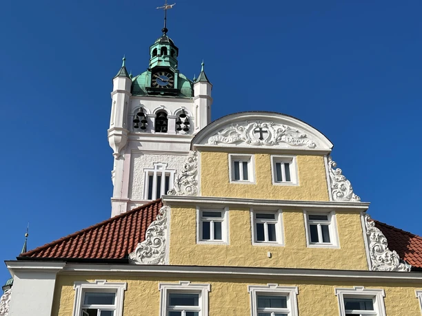 Rathaus Verden Rathaus Verden mit barocker Fassade, verziertem Giebel und markantem Turm vor blauem Himmel.