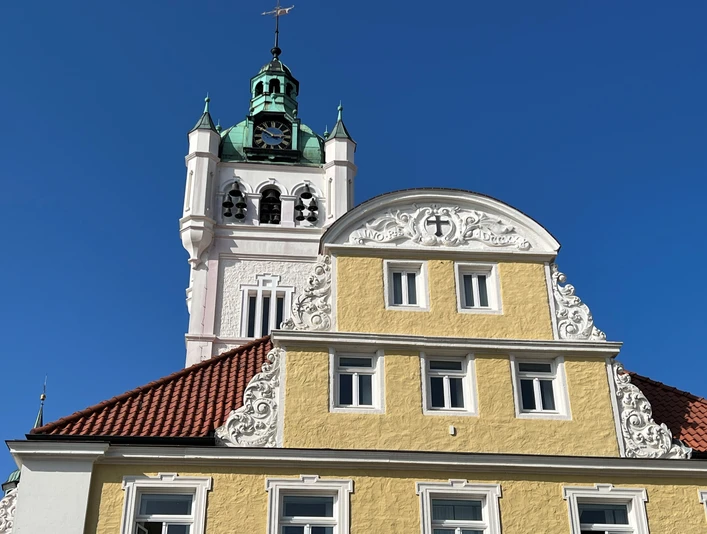 Rathaus Verden Rathaus Verden mit barocker Fassade, verziertem Giebel und markantem Turm vor blauem Himmel.Verden Town Hall with baroque façade, ornate gable and striking tower against a blue sky.Verden Rådhus med barokfacade, udsmykket gavl og markant tårn mod en blå himmel.Stadhuis van Verden met barokke gevel, sierlijke puntgevel en opvallende toren tegen een blauwe lucht.