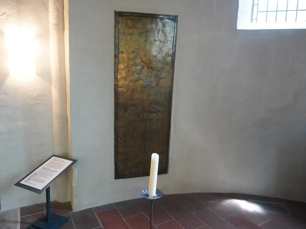 St. Andreaskirche Bronzene Gedenktafel im Inneren der St. Andreaskirche, neben einem informativen Textständer.