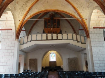 Das Innere der St. Johanniskirche in Verden zeigt eindrucksvolle Gewölbedecken und eine Orgel.
