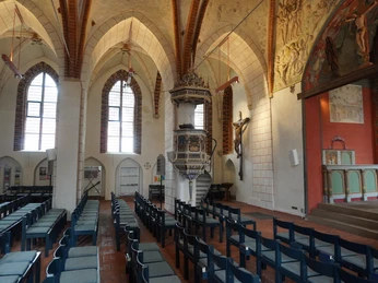 Innenraum der St. Johanniskirche Verden mit gotischen Gewölben und dekorativer Kanzel.